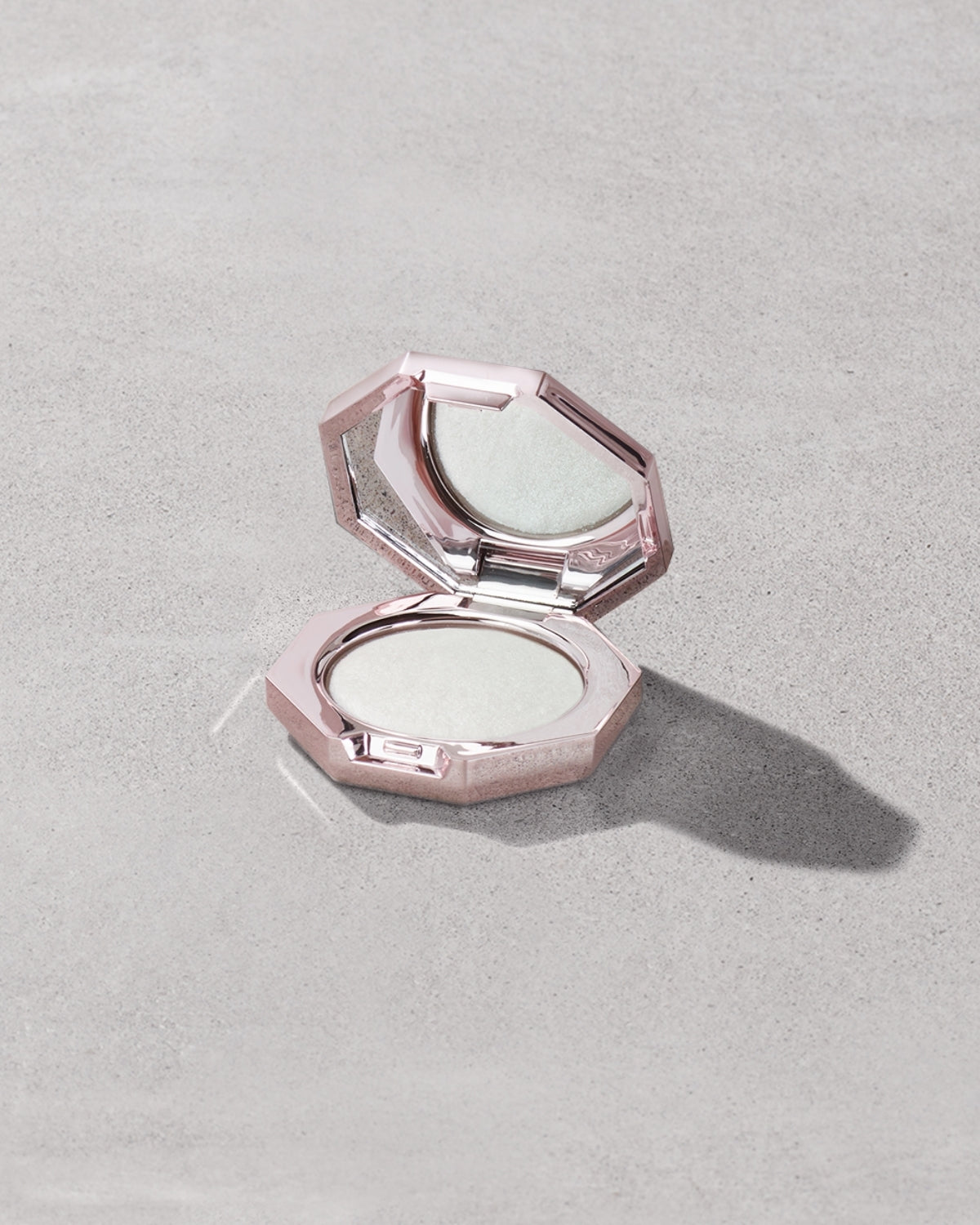 FENTY BEAUTY ハイライター Diamond Bomb All-Over Highlighter | Fenty Beauty