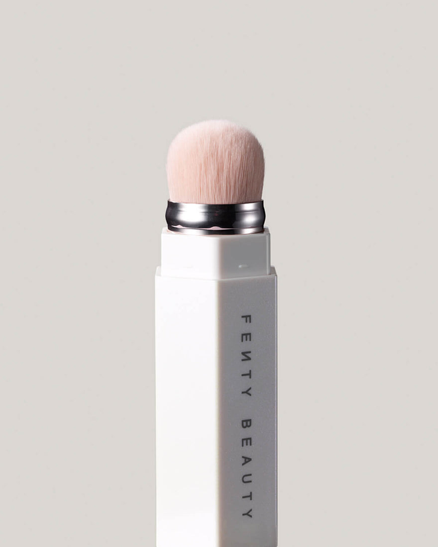 Portable Contour & Concealer Brush 150 - zoomed in bristles