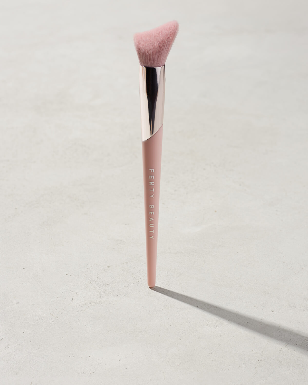 CHEEK-HUGGING HIGHLIGHT BRUSH 120, 