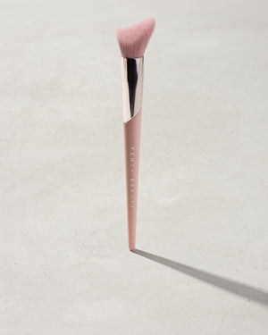 CHEEK-HUGGING HIGHLIGHT BRUSH 120, 