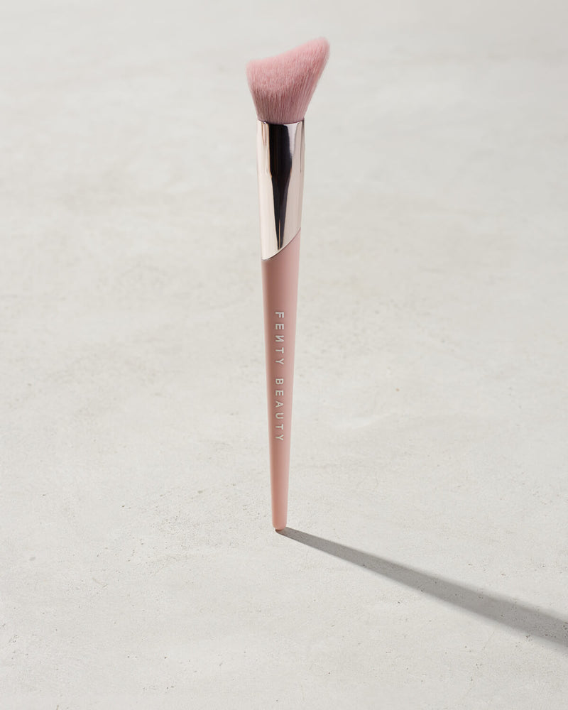 CHEEK-HUGGING HIGHLIGHT BRUSH 120, 