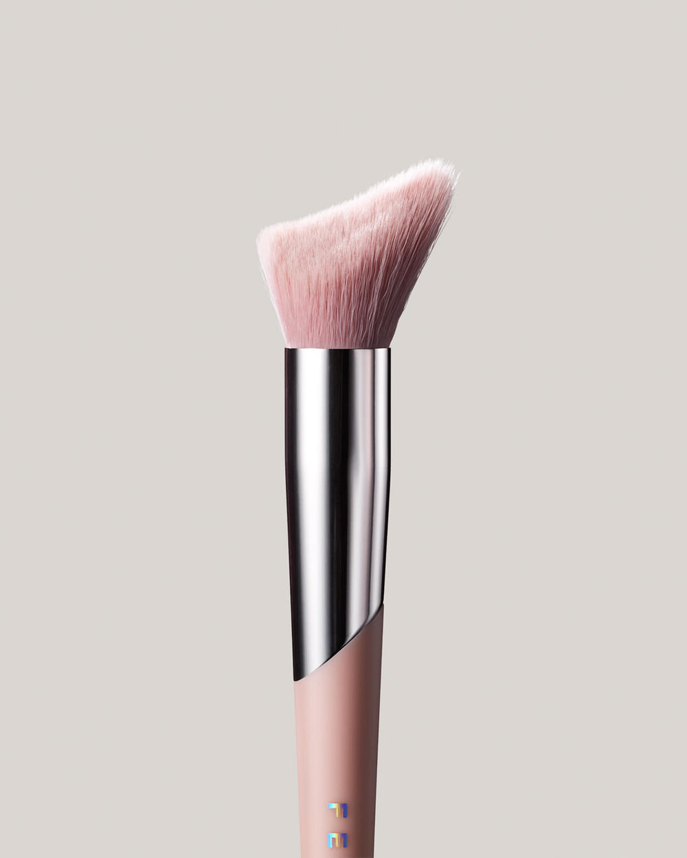 Cheek-Hugging Highlight Brush 120 view 2