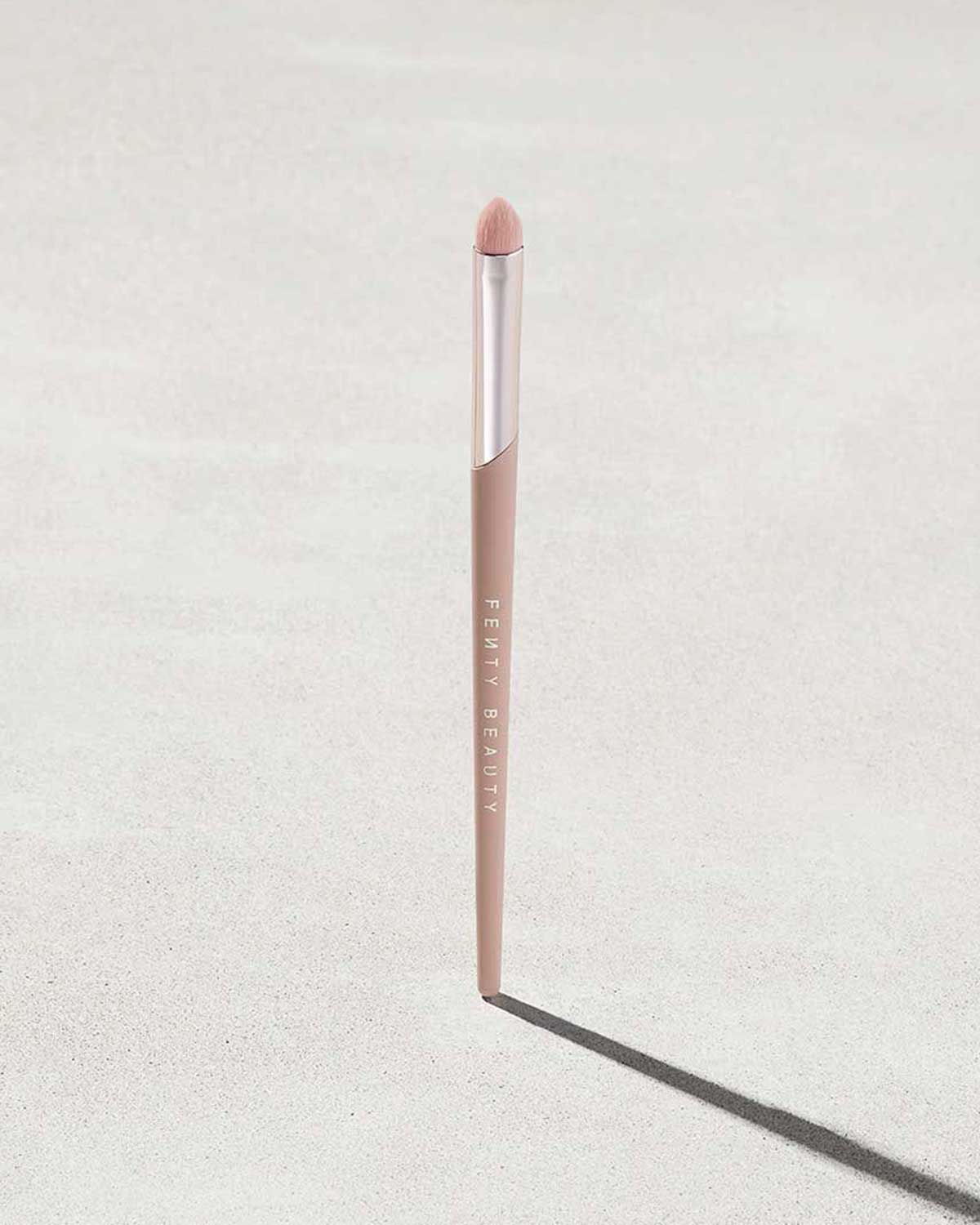 PRECISE DEFINITION EYESHADOW BRUSH 220, 