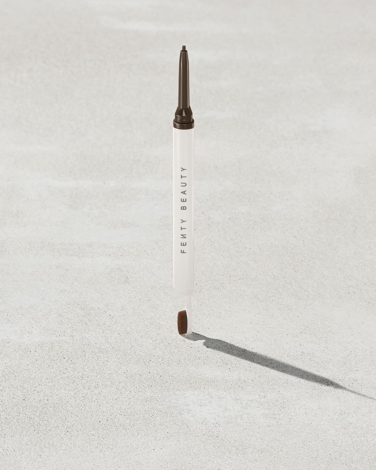 Lápiz de cejas y peinador Fenty Beauty Brow MVP Ultra Fino